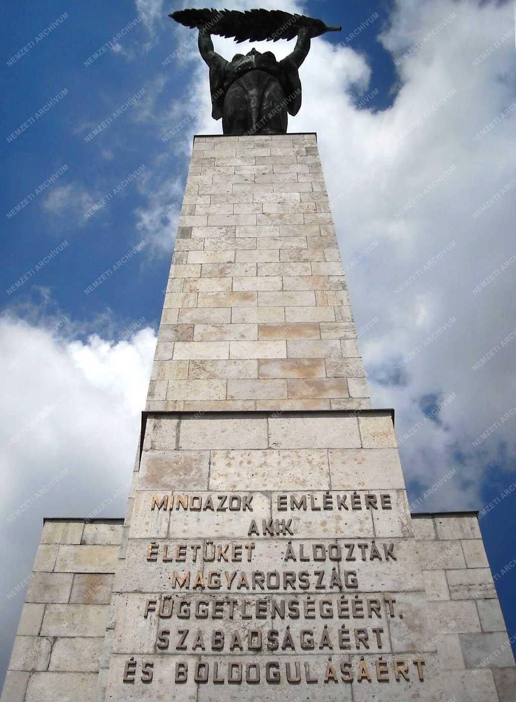 Műalkotás - Budapest - A Szabadság-szobor felirata
