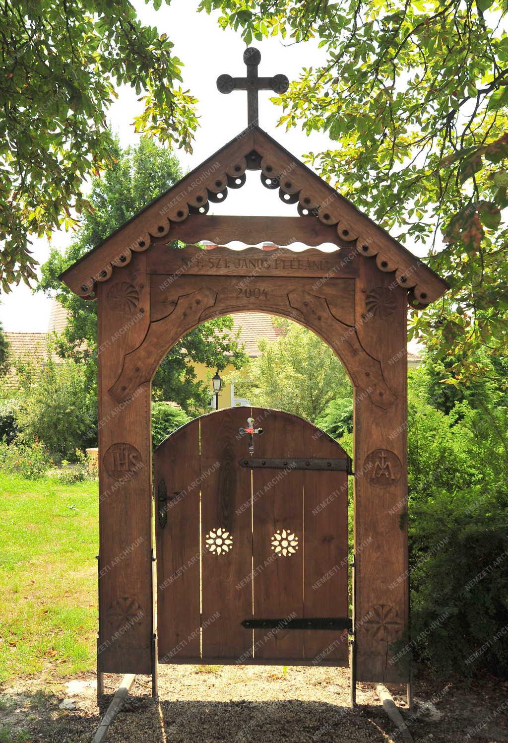 Egyházi épület - Csákánydoroszló - A plébánia díszkapuja