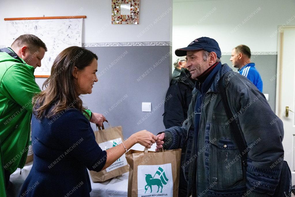Hajléktalanoknak készített ajándékcsomagokat Novák Katalin