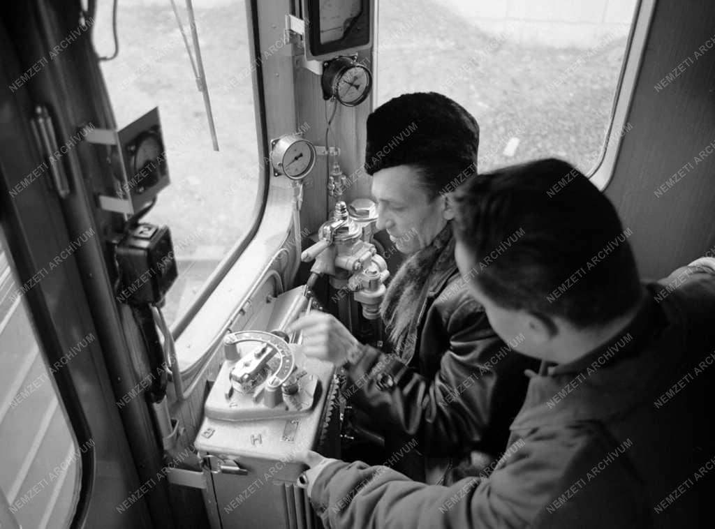 Közlekedés - Az első metrószerelvény érkezése