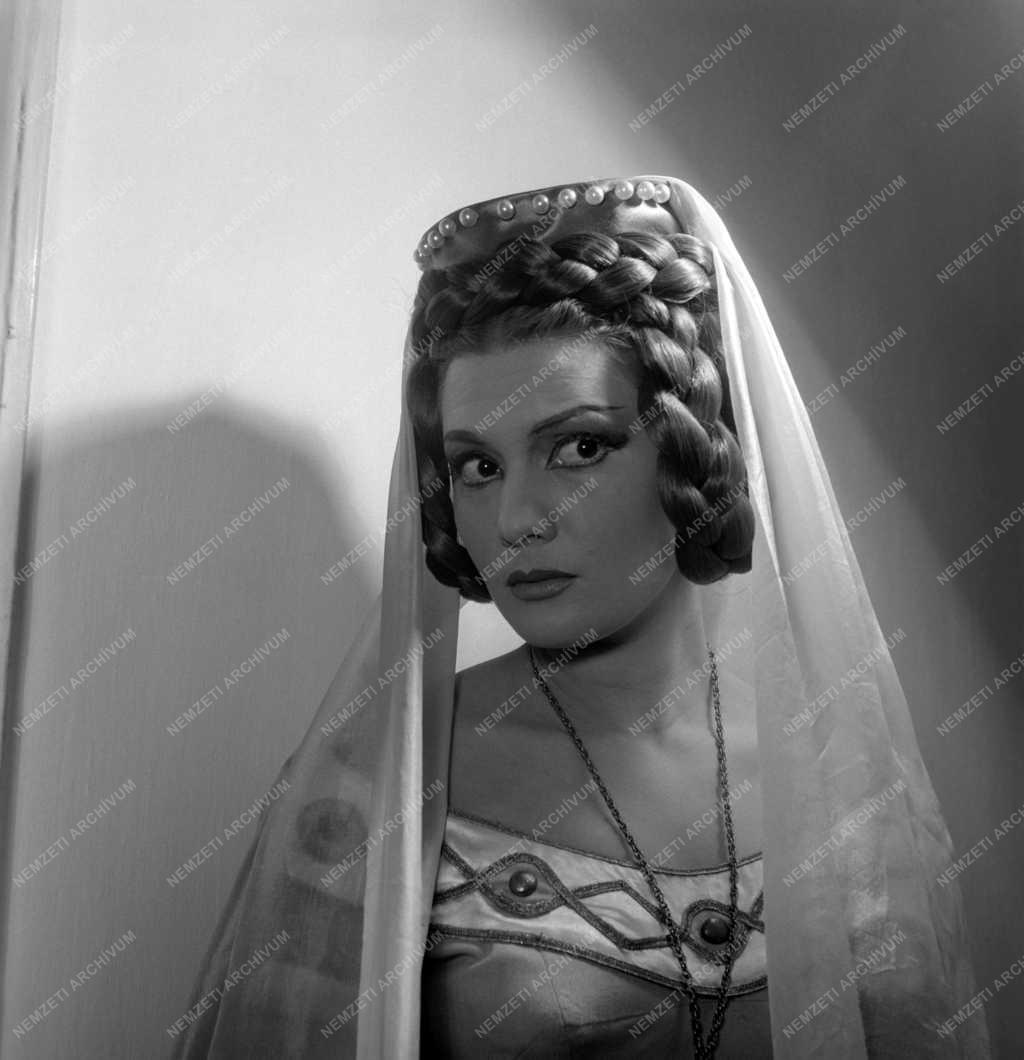 Színház - Illés Endre–Vas István: Trisztán