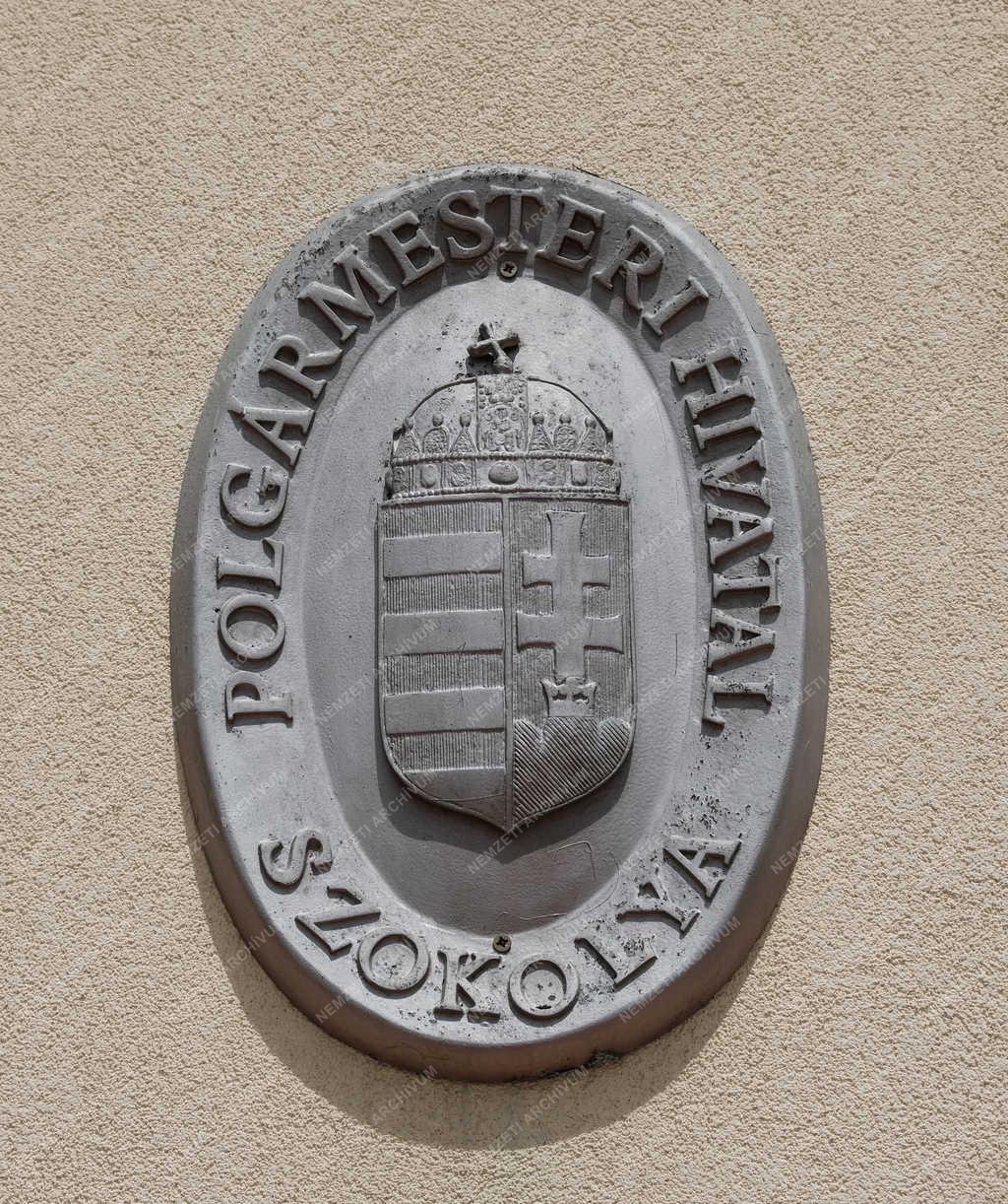 Közigazgatás - Szokolya - Polgármesteri hivatal táblája