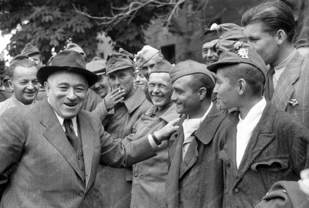 Külkapcsolat - Hadifoglyok hazatérése - Rákosi Debrecenben