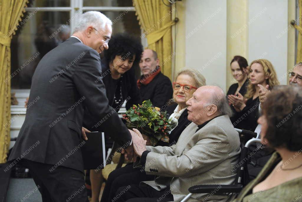 A Petőfi Irodalmi Múzeumban köszöntötték a 85 éves Kertész Imrét