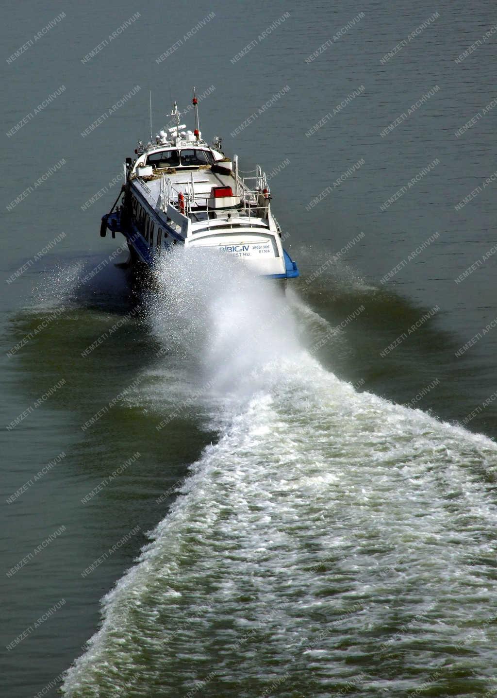 Közlekedés - Budapest - Szárnyashajó a Dunán