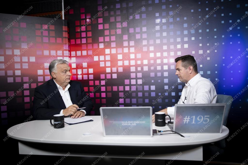 Orbán Viktor a Harcosok órája című online műsorban
