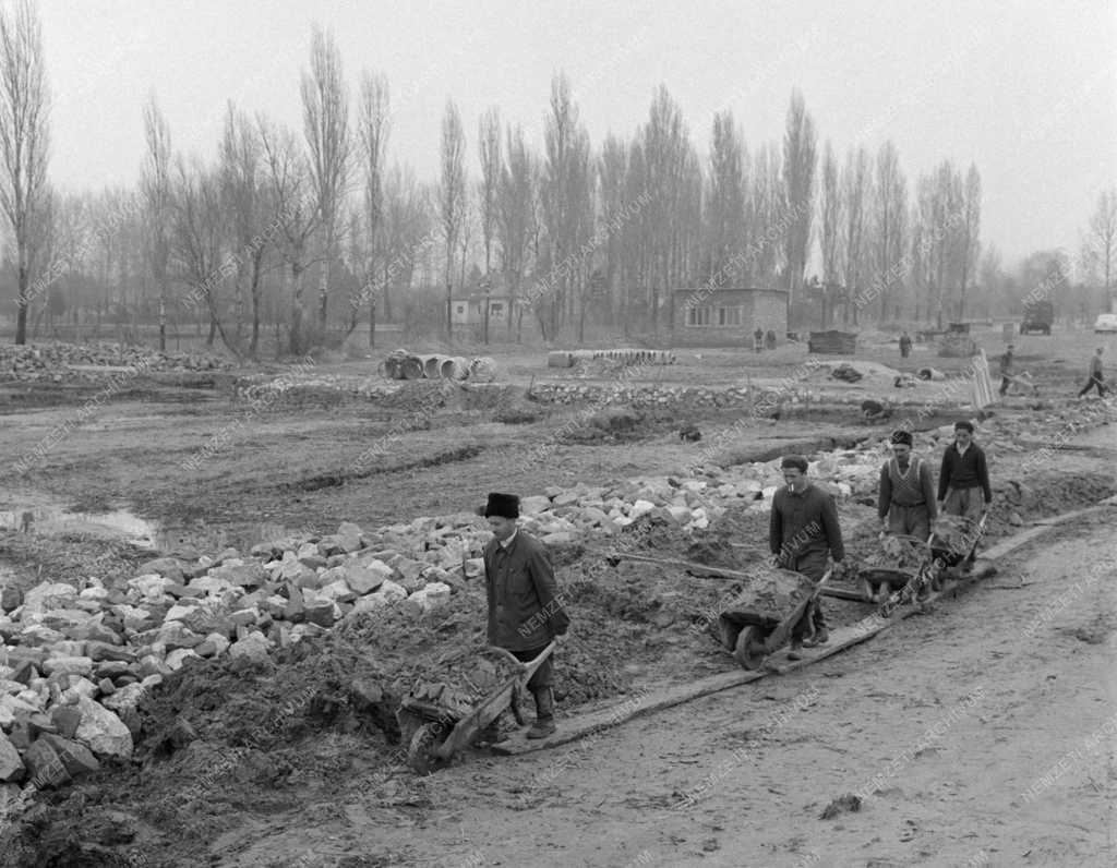 Beruházás - Tereprendezés a Balatonújhelyi Állami Gazdaságban