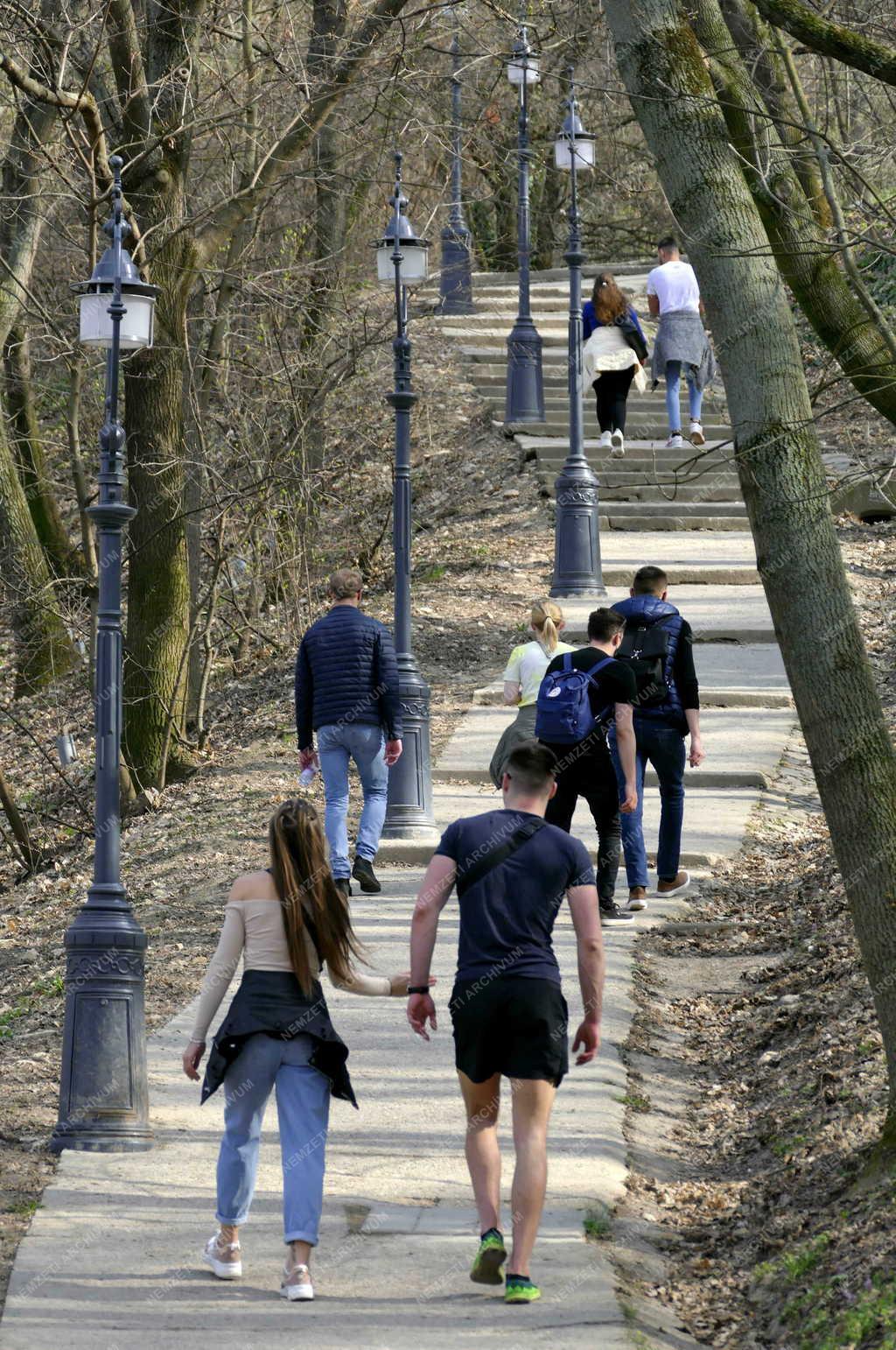 Szabadidő – Budapest – Kirándulók a Gellért-hegyen