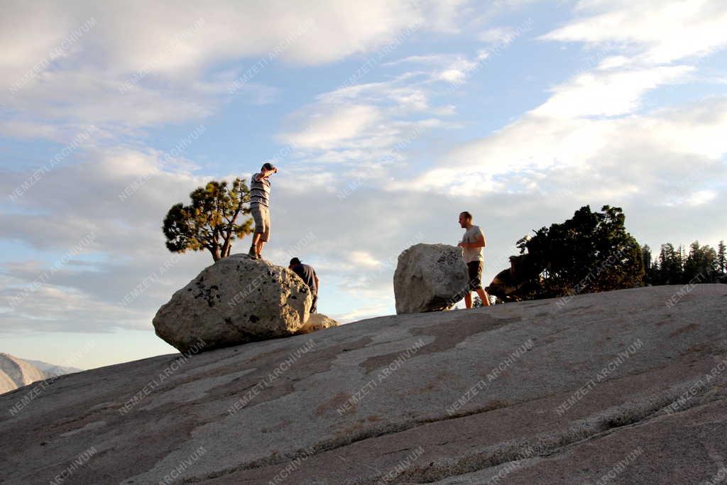 Természet - Turisták a Yosemite Nemzeti Parkban