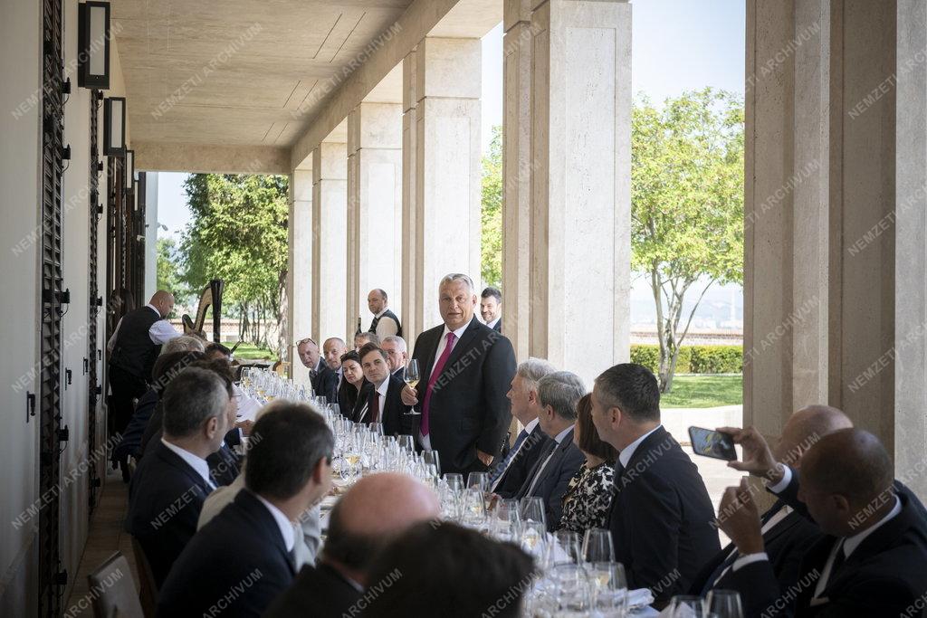 Orbán Viktor fogadta az UEFA vezetőit