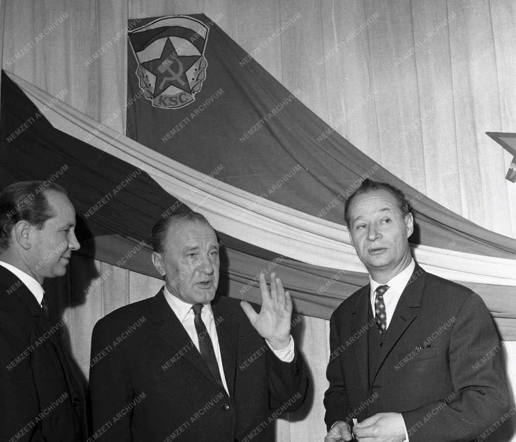 Külpolitika - Kádár János Csehszlovákiában 