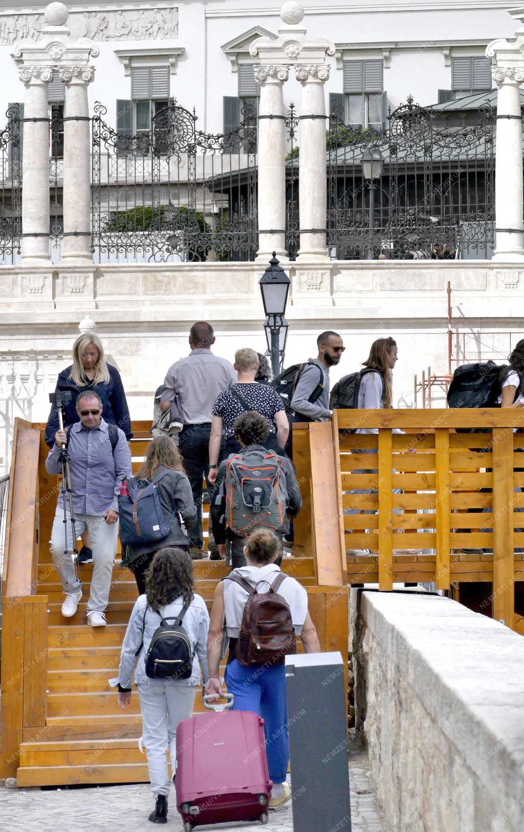 Idegenforgalom - Budapest - Turisták a Budai Várban