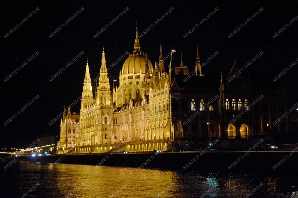Épület - Budapest - A Parlament esti kivilágításban