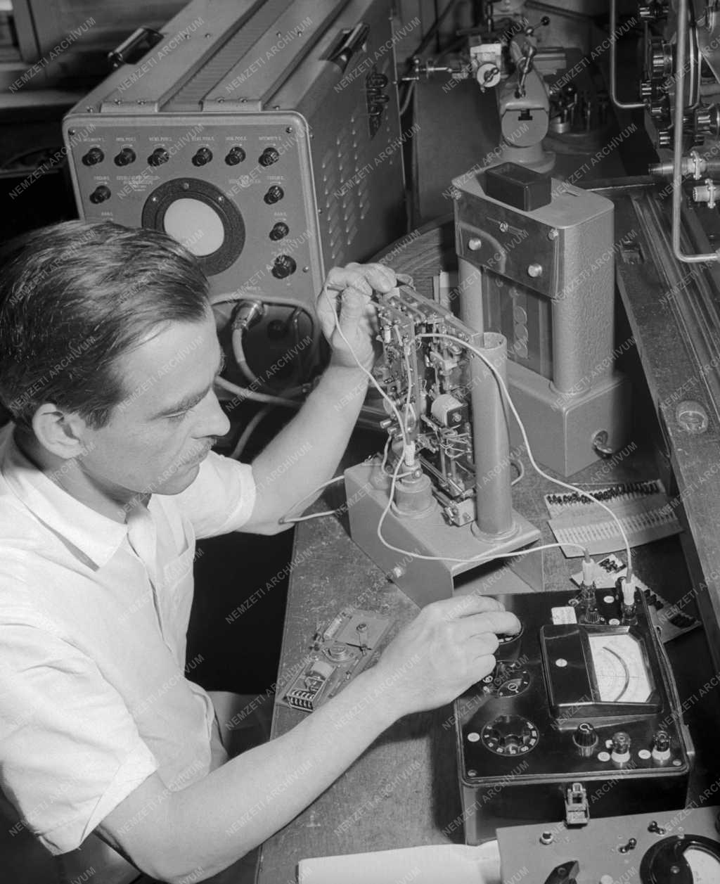 Közlekekdés - Automata pénzpersely a MÁVAUT buszaira