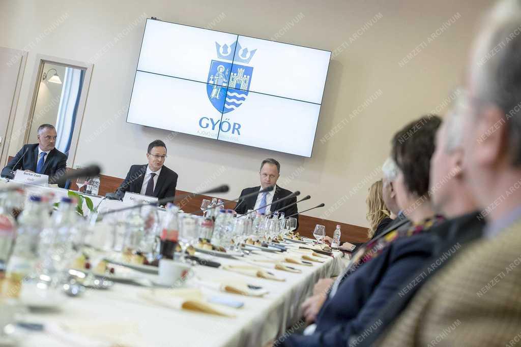 Szijjártó Péter az osztrák határ menti települések vezetőivel tárgyalt az átkelők átjárhatóságáról