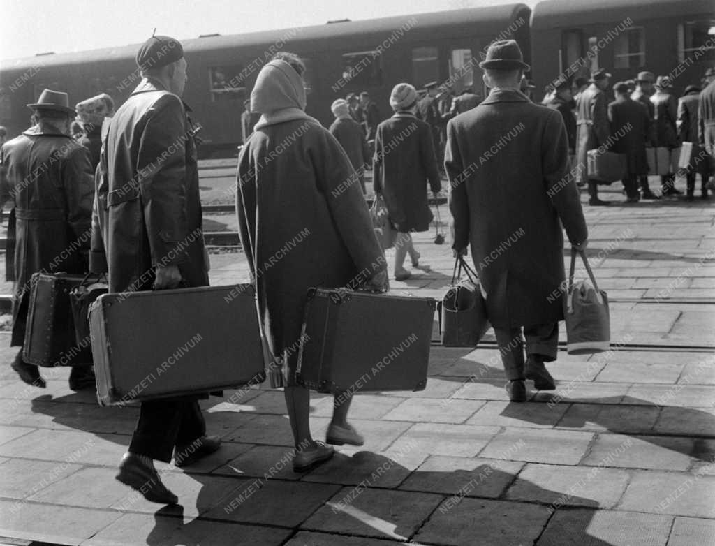 Külkapcsolat - Tsz dolgozók mennek a 800. Lipcsei Vásárra 
