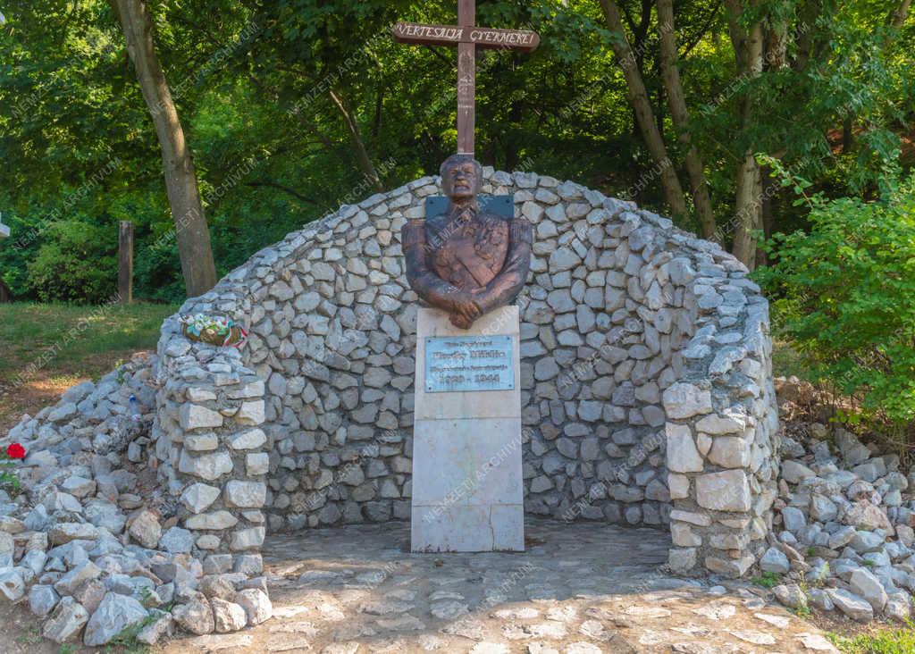 Műalkotás - Csókakő - Horthy Miklós szobra