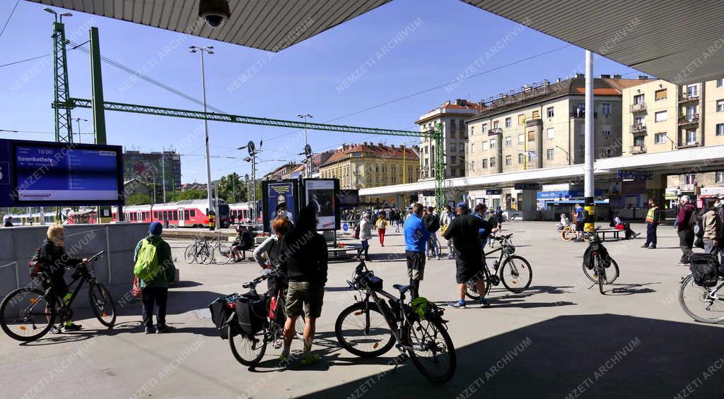 Közlekedés - Kerékpáros túrázók a Déli pályaudvaron