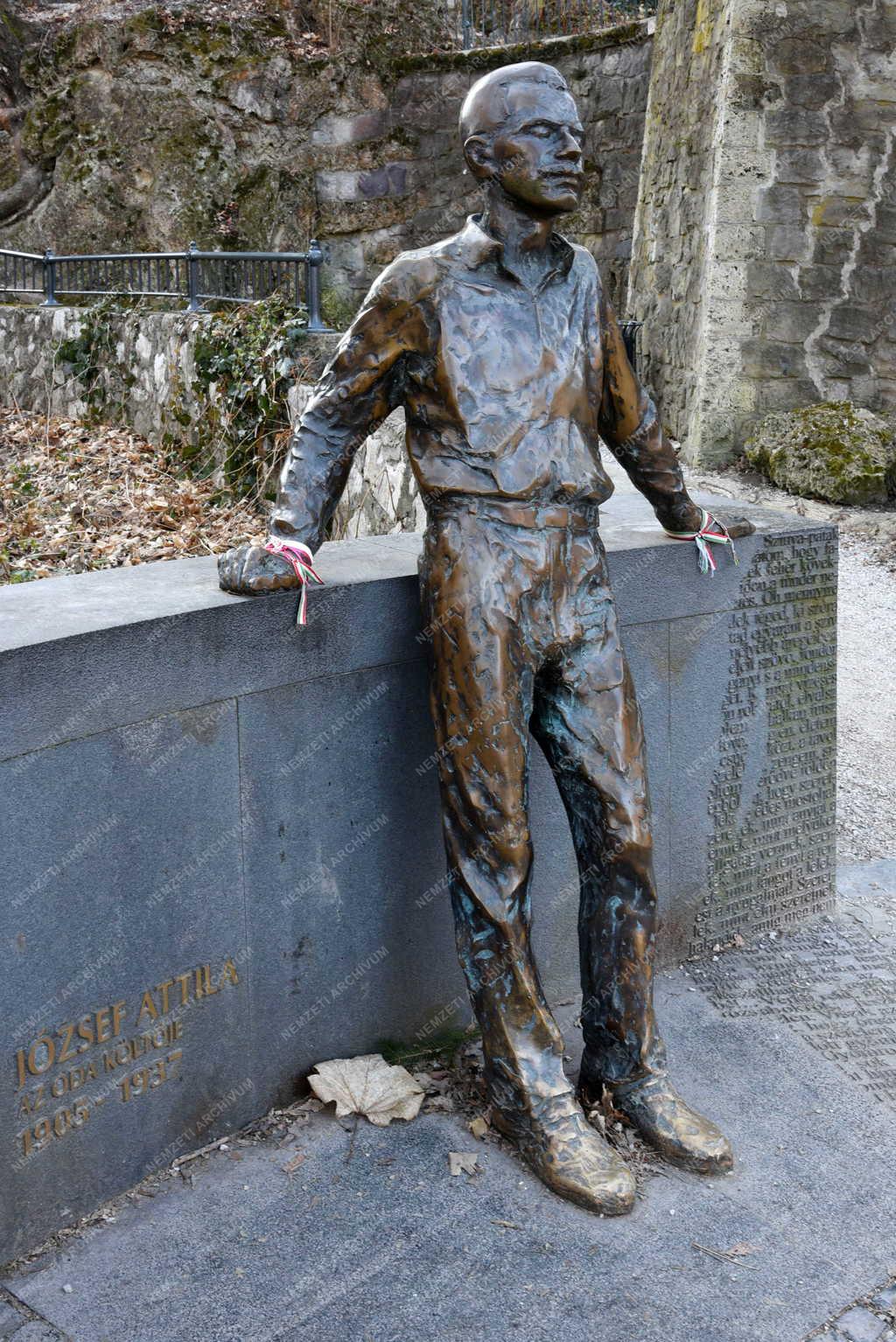 Városkép - Miskolc - József Attila-szobor