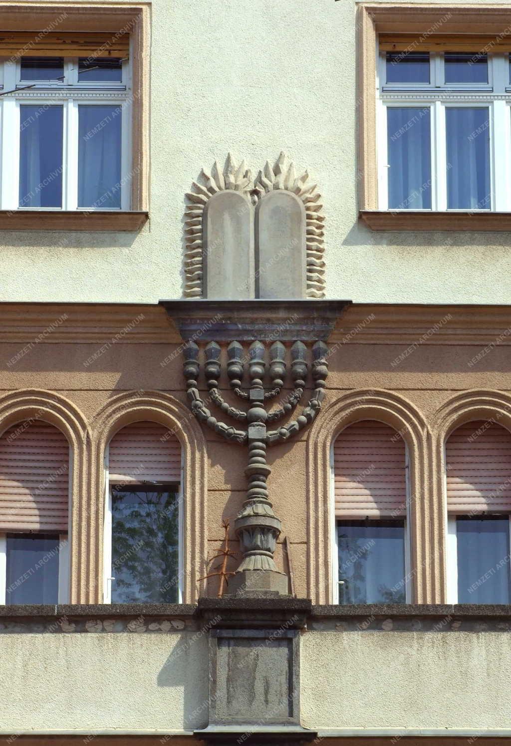 Egyházi szimbólum - Budapest - Menóra az épületen