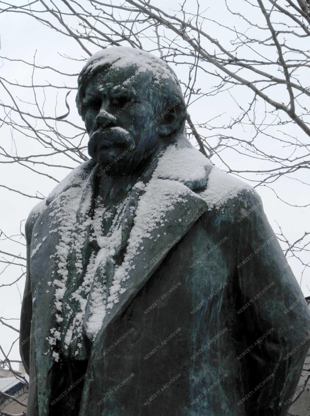 Köztéri szobor - Budapest - Móricz Zsigmond