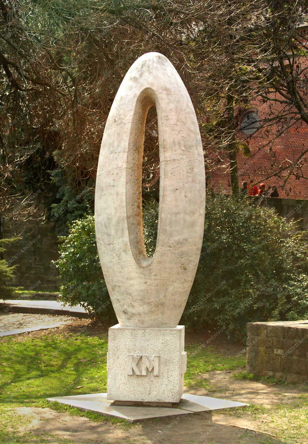 Budapest -  Köztéri szobor - Nullás kilométerkő