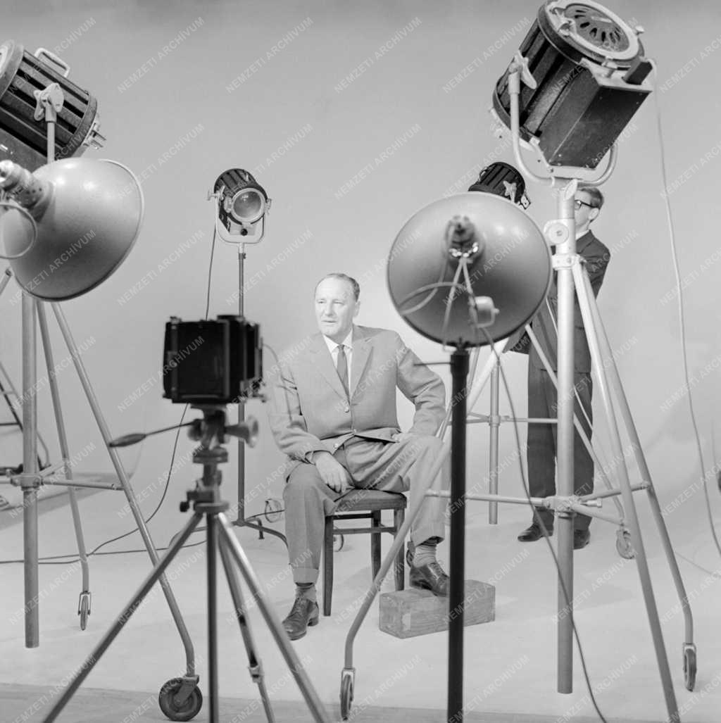 Belpolitika - Kádár János műtermi fényképezése