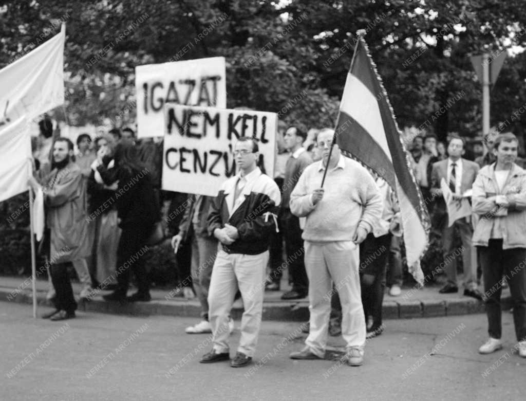 Tüntetés - Nyomatott sajtó - Sajtófoglalás, toborzógyűlés Szolnokon