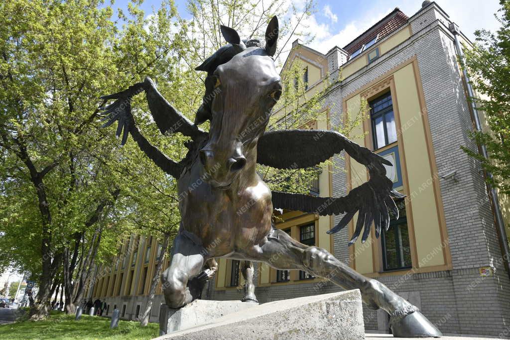 Városkép - Budapest - Táltos-szobor a Westend bevásárlóközpontnál