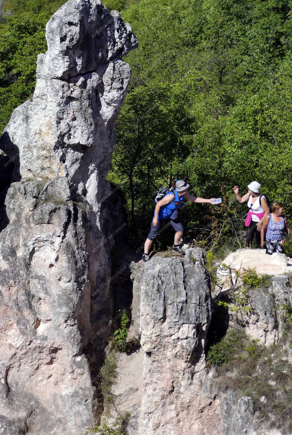 Turizmus – Pilisborosjenő – Látogatók a Teve-sziklánál
