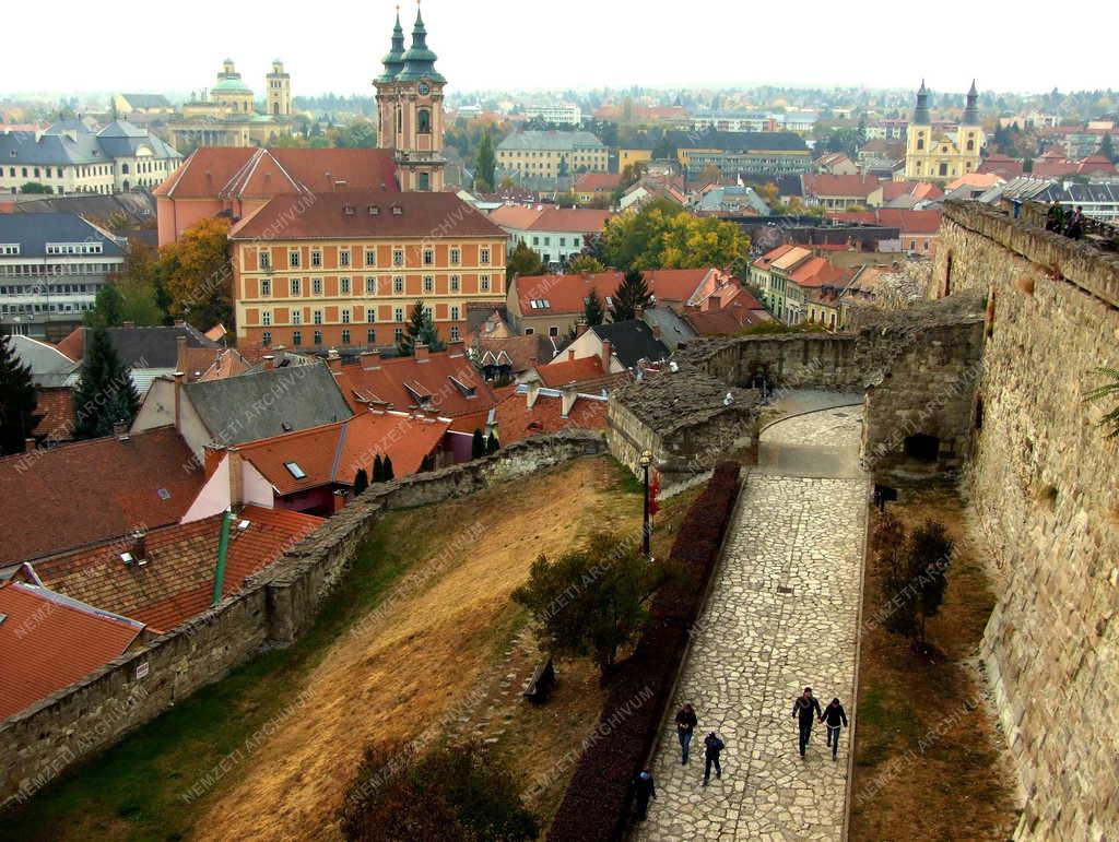 Eger - Városkép - A vár részlete és a minorita templom