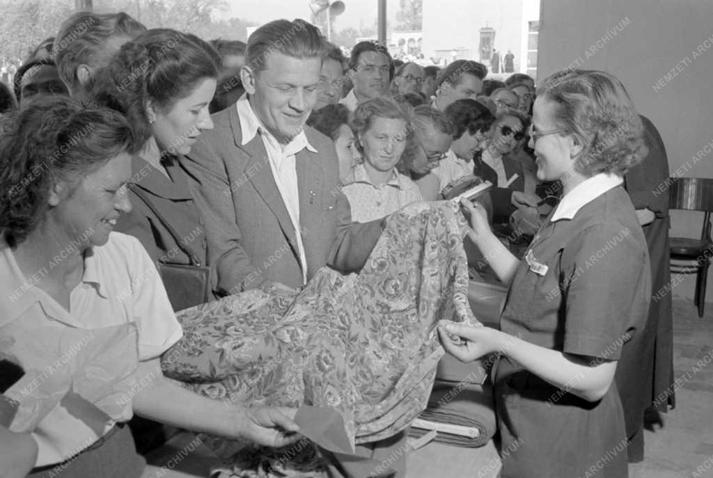 Városkép-életkép - A Budapesti Helyiipari Vásár