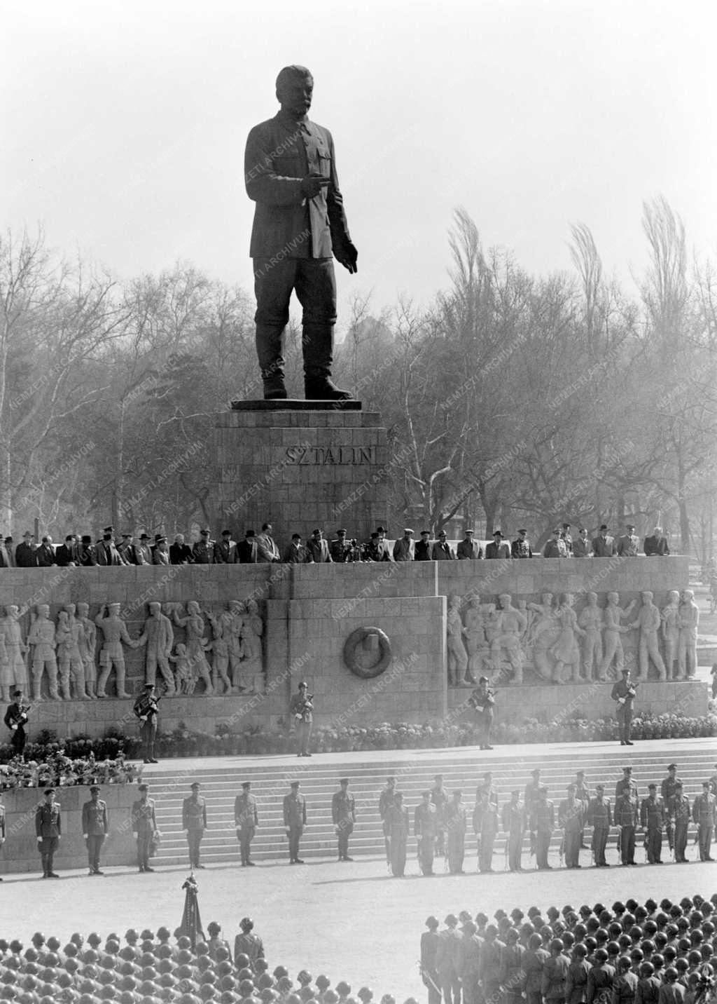 Honvédelem - Katonai díszszemle a Felvonulási téren