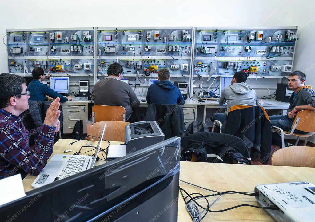 Felsőoktatás - Debrecen - Irányítástechnikai labor az egyetemen