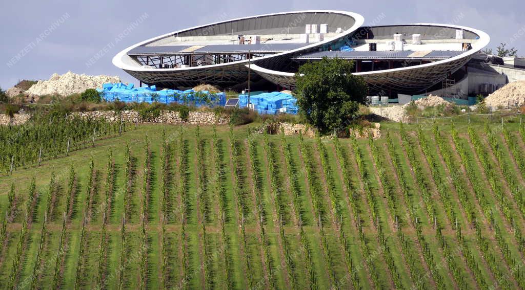 Tájkép - Rátka - Ultramodern pincészetet épít a Sauska Borászat Tokaj-Hegyalján