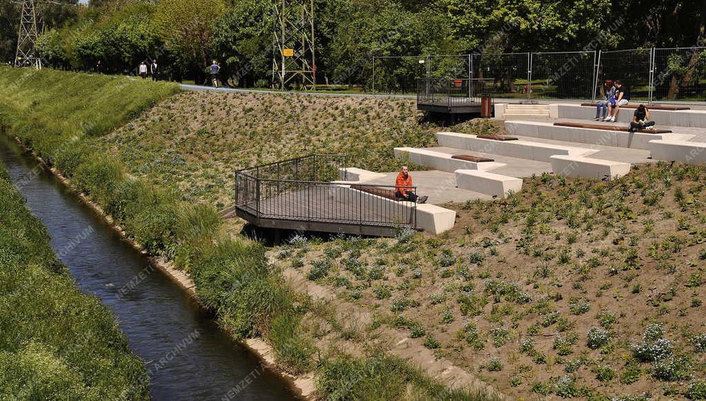 Településfejlesztés - Budapest - Vízparti közösségi tér a Rákos-patak partján