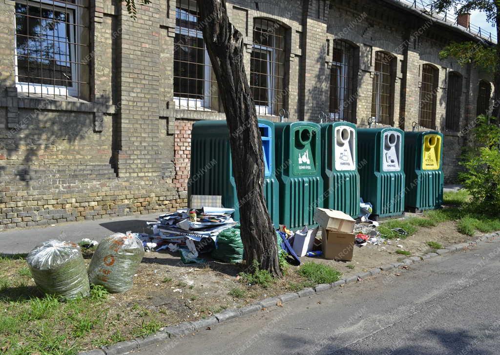 Környezet - Budapest - Szelektív hulladékgyüjtő sziget