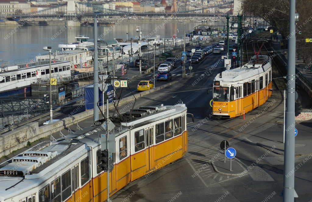 Városkép - Közlekedés - Budapest - Villamosok a Március 15. térnél