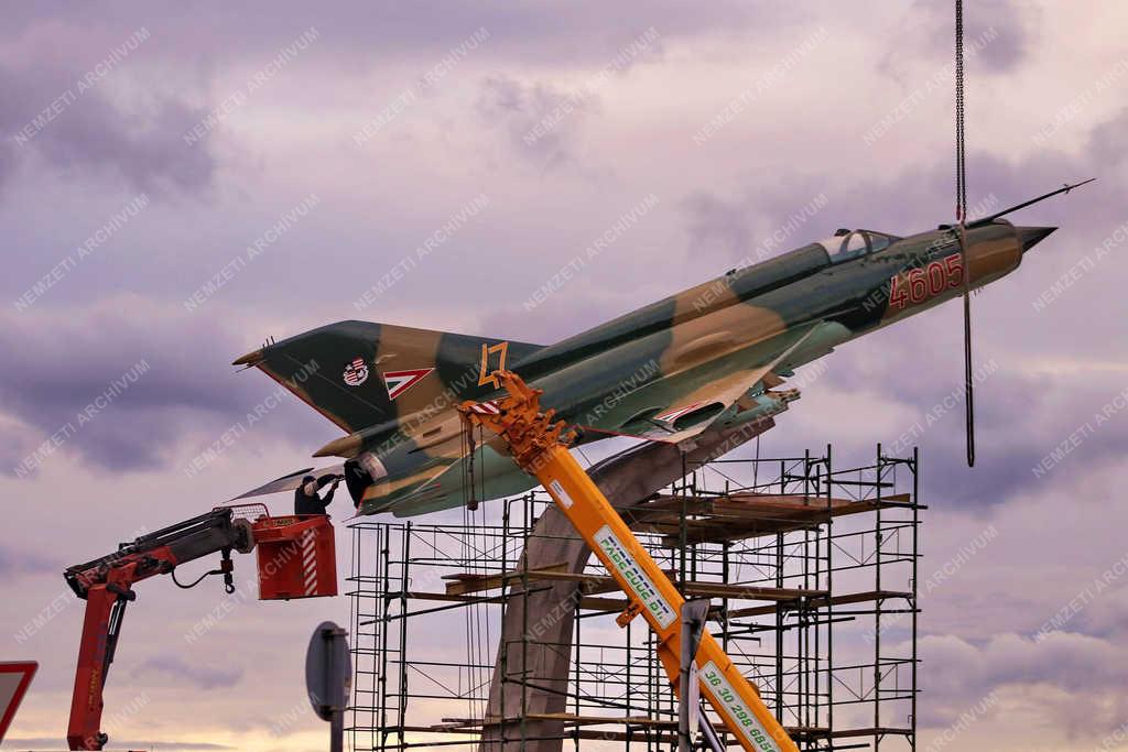 Városkép - Pápa - MiG-21-est állítottak ki egy körforgalomban