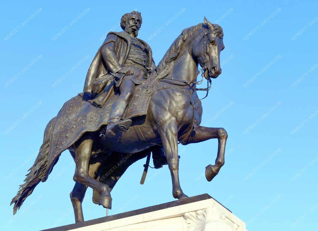 Köztéri műalkotás - Budapest - Andrássy-szobor a Parlamentnél