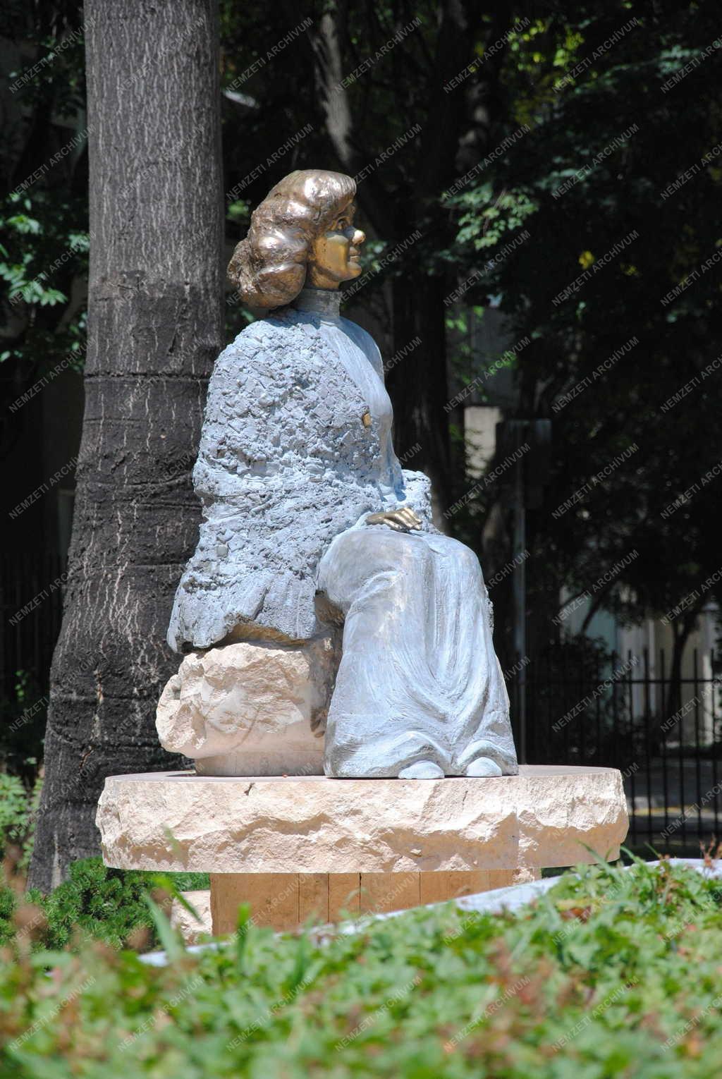 Műalkotás - Budapest - Ruttkai Éva szobra
