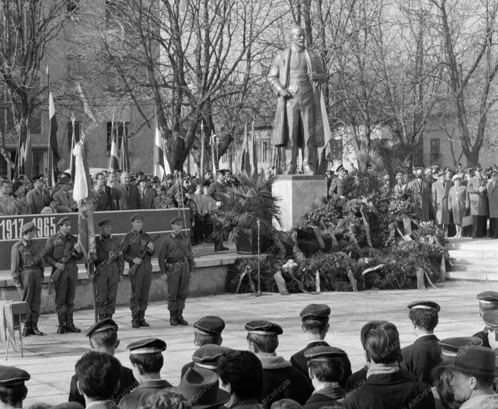 Ünnep - A Nagy Októberi Szocialista Forradalom 48. évfordulója Gyulán 