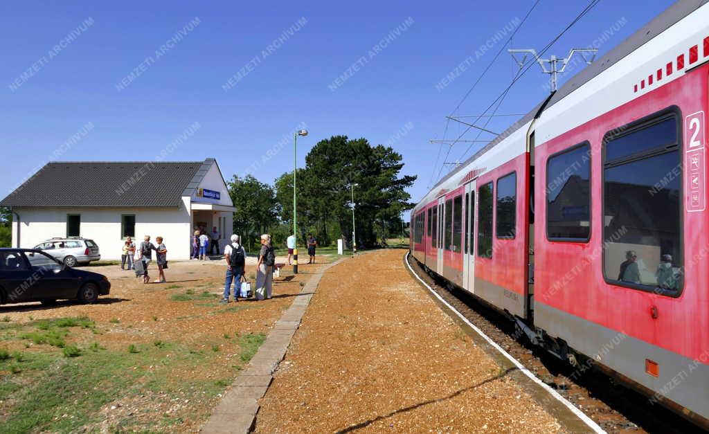 Közlekedés - Villamosították a Balaton északi partjára vezető vasútvonalat