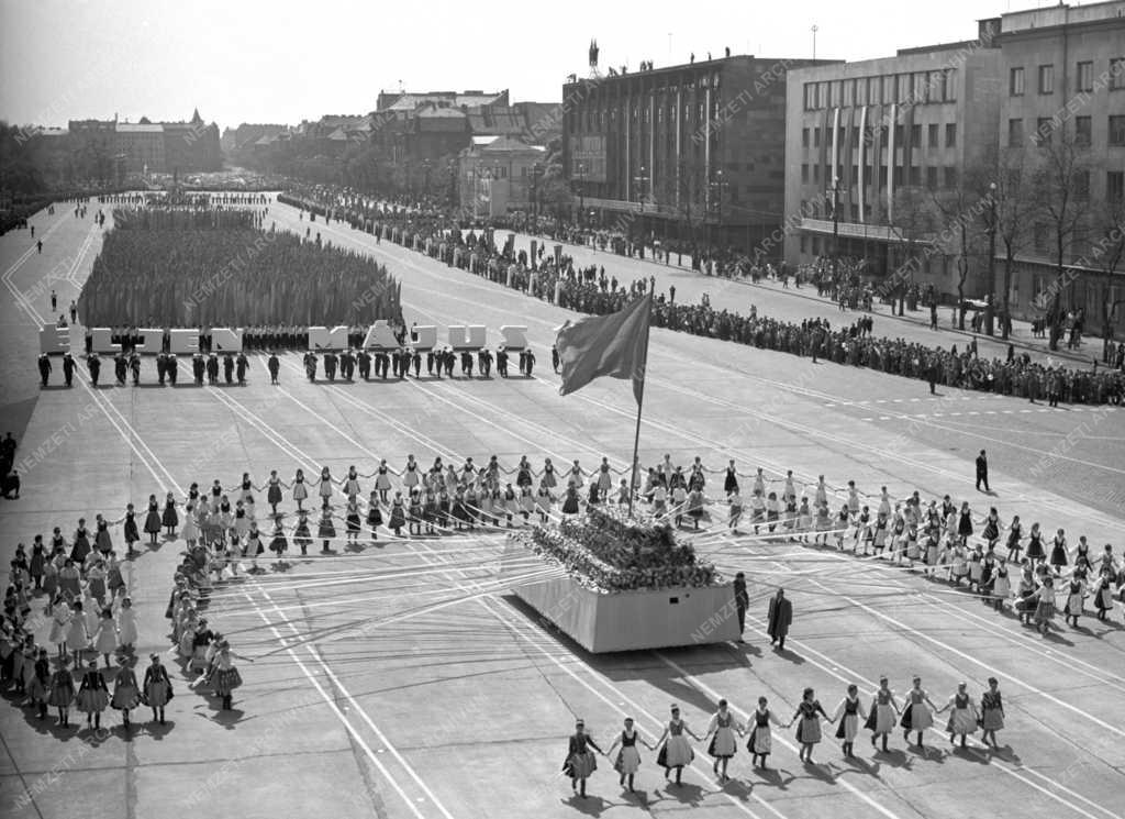 Ünnep - Felvonulás május elsején a fővárosban