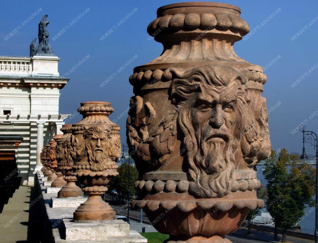 Műalkotás - Budapest - A megújult Várkert Bazár épületdísze