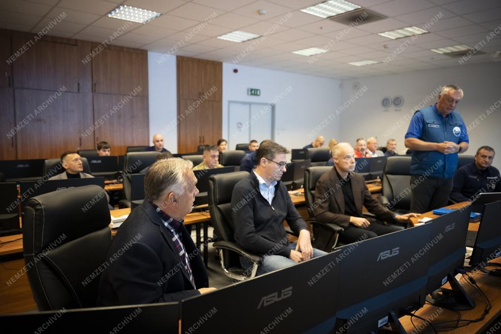 Árvíz - Orbán Viktor a Nemzeti Veszélyhelyzet-kezelési Központban
