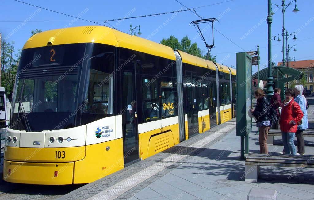 Közlekedés - Szeged - Modern városi villamos a 2-es vonalon