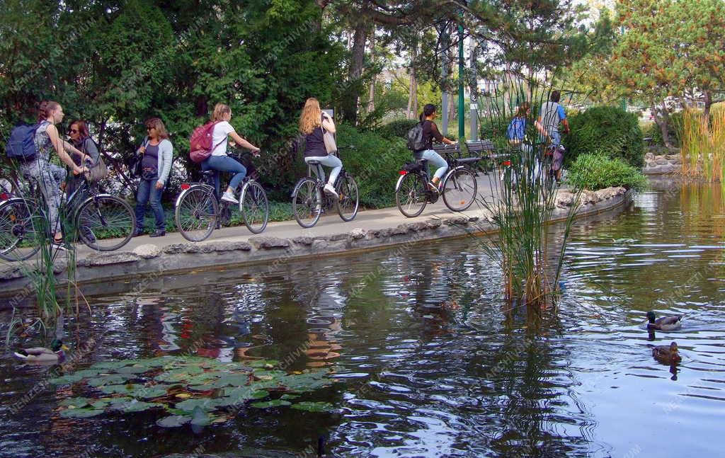 Városkép - Budapest - Külföldi turisták a Margitszigeten