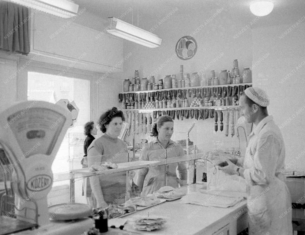 Kereskedelem - Új Közért boltok a Fiastyúk utcai lakótelepen