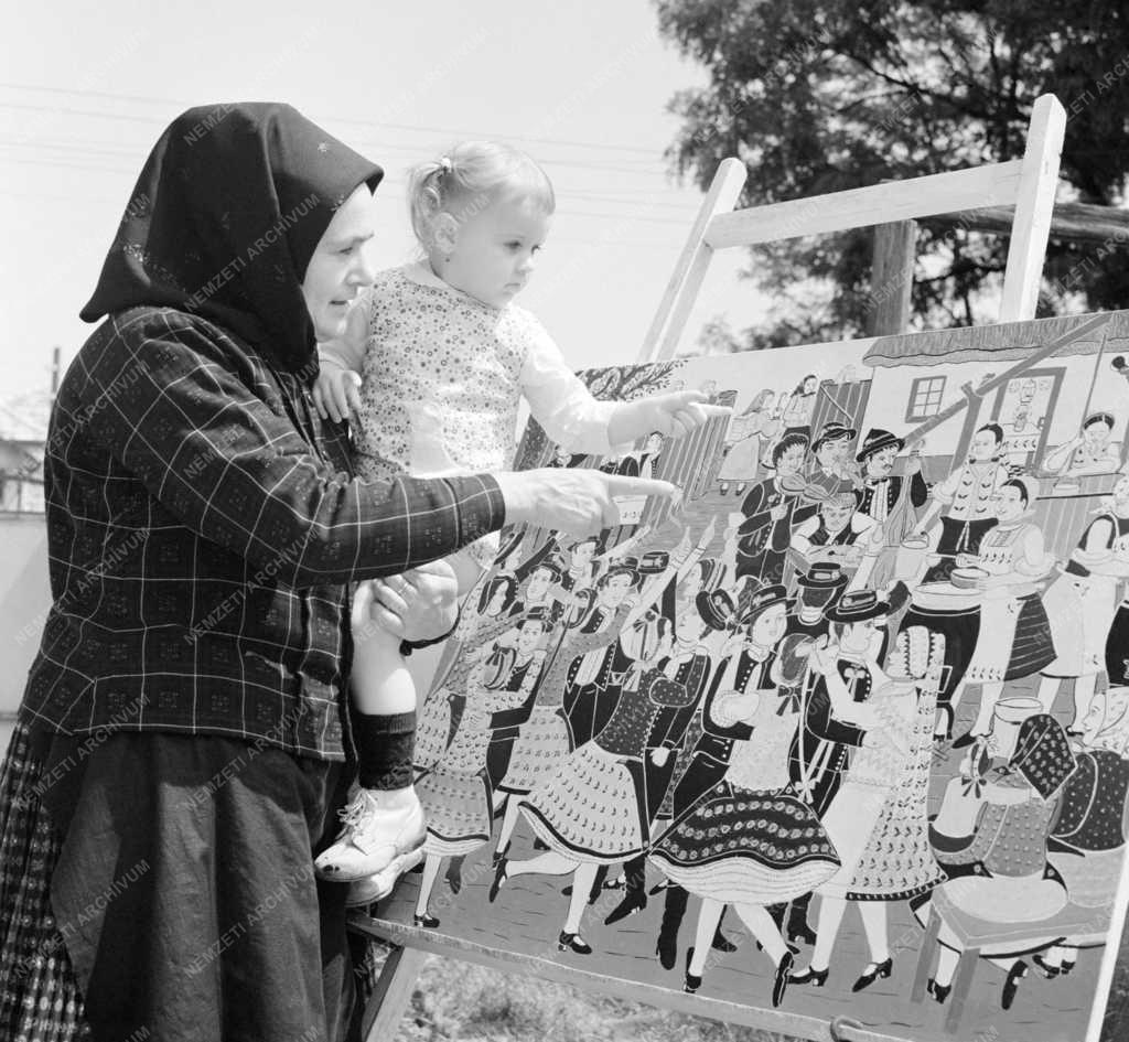 Kultúra - Vankóné Dudás Juli az unokájával